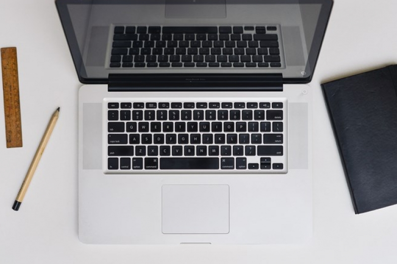 apple-desk-laptop-macbook-pro.jpg